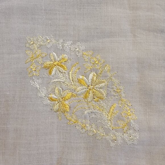 Vintage Hankie Yellow Daisies Floral Embroidered Excellent Condition - Picture 2 of 3